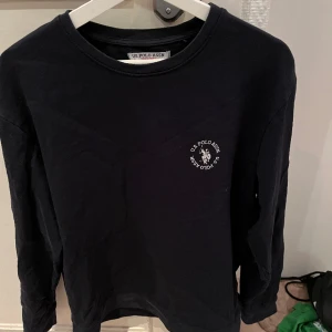 Sweatshirt  - Ganska liten i storleken vilket gör att jag mer skulle säga S i storleken. Annars finns det inget (dåligt) med plagget:)