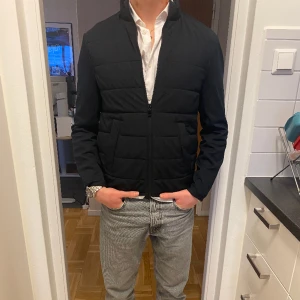 Cardigan  - Riktigt schysst cardigan jacka från Zara Den sitter lite för tajt på mig och är lite liten jag är 180 Storlek small  Storlek small