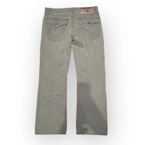 baggy true religion jeans i storlek 40. midja är 51cm och innerben 81cm (de är en skugga inte mörkt där irl) 