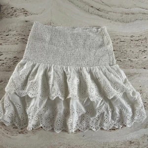 Kjol - Säljer denna vita broderade kjolen🤍 Använt ett fåtal ggr 