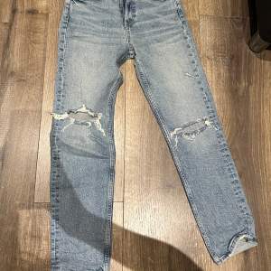 Jeans från zara, i storlek 32.
