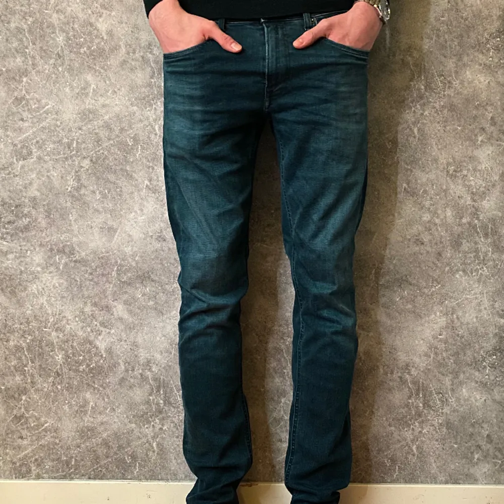 Ett par stilrena jeans från Replay i färgen marinblå. Storlek 30/32 och i extremt bra skick. Nypris:-2000, Vårat pris:-599. Vid funderingar, skriv till oss privat!. Jeans & Byxor.