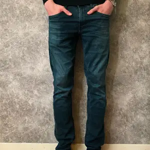 Ett par stilrena jeans från Replay i färgen marinblå. Storlek 30/32 och i extremt bra skick. Nypris:-2000, Vårat pris:-499. Vid funderingar, skriv till oss privat!