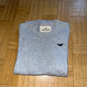 Grå stickad Hollister - En hollister tröja i strlk S, passar till M
