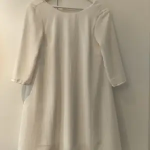 Vit a-linjeformad klänning från Molly Rustas samarbete med Bubbleroom. Storlek 38. Använd en gång! Finns ett par minimala prickar på klänningen men inget som syns. Kan skicka bild separat.