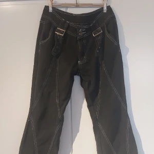 Svarta jeans från romwe - Jeans från romwe i storlek M. Använd 2 gånger.