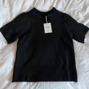 Halvärmad tröja - Säljer denna halvärmade stickade tröjan från Missay som är helt oanvänd med prislappen kvar, nypris 379❣️ Tröjan är i One Size men skulle säga att den passar s! Kontakta vid frågor 🙌🏼