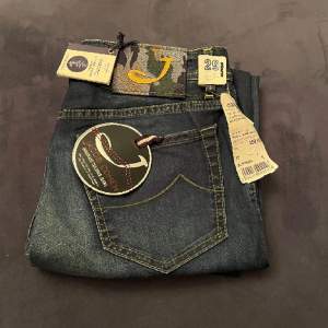 Helt nya Jacob Cohen comfrort jeans i slim passform. Modellen är 183cm och väger 65kg. Nypris: 6000kr mit pris: 1299