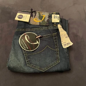 Jacob Cohen jeans 29,32 - Helt nya Jacob Cohen comfrort jeans i slim passform. Modellen är 183cm och väger 65kg. Nypris: 6000kr mit pris: 1299