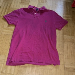 Ralph Lauren piké  - Hej! Jag säljer min killes RL piké då den inte längre passar honom🩷
