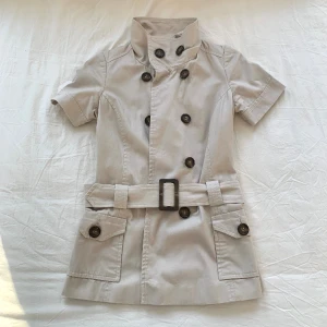 Trenchcoat  - Jätte gullig trenchcoat med korta ärmar