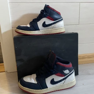 Jordans - Nike jordans skor usa. Box finns kvar. Lite lösa trådar och skada framme på skon annars i bra skick.