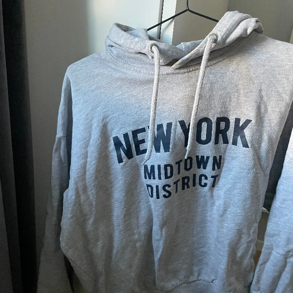 Säljer en hoodie som endast är använd en gång!! Utmärkt skick och perfekt nu till våren💝🌷. Hoodies.