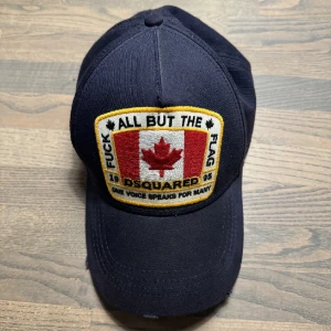 Dsquared2 keps - Säljer en mörkblå Dsquared keps i bra skick. Inköpt för 1500:-. Kvitto medföljer.