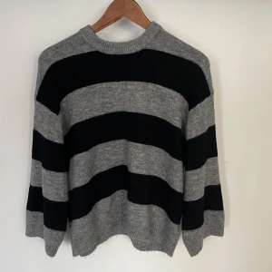 Stickad tröja  - Stickad tröja från lager 157  Den är från början i storlek M men har tvättat den så den krympte lite så nu är den som i S 