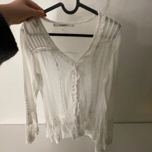 Blus - Fin blus från RoseBud. Köpt second hand men är i bra skick. 