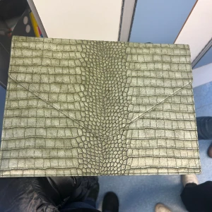 Bianca ingrosso dator fodral - Säljer mitt jätte fina dator fodral från Bianca ingrossos gamla märke, säljs inte längre. Sparsamt använt och inga defekter🥰 Passar en normal stor dator har inte kollat upp exakta mått men löser det om d behövs❣️Nypris ca 600kr