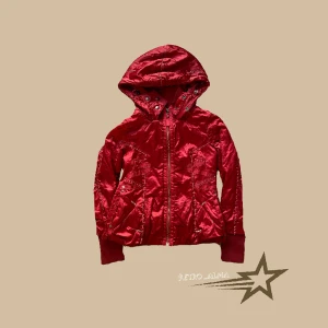 Cool rödjacka  - Cool röd y2k vinterjacka i st 38! Den är i fint skick och använd kanske en gång av mig!🙌❤️