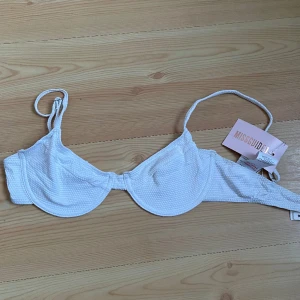 Bikini överdel - Bikini överdel vit, oanvänd från missguided. Bra skick! Storlek 38