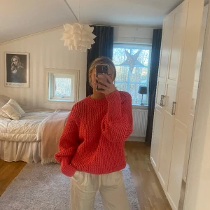 Rosa stickad tröja - Oversized mysig rosa stickad tröja från H&M. Perfekt att ha både på hösten, våren och på sommarkvällar. Aldrig använd!