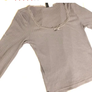 Långärmad tröja - Långärmad tröja jag köpte på plock som tyvärr var för liten. Lånad bild!