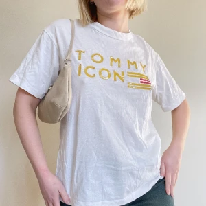 Tommy Hilfiger T-shirt  - T-shirt från Tommy Hilfiger med tryck. Lite urtvättad, i övrigt fint skick! Strl XS. Se även mina andra annonser, 3 för 2 på allt! 💫