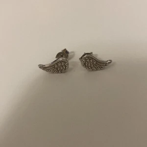 Silverörhängen  - Jätte fina äkta silverörhängen med ängel motiv, knappt använda och inga skador eller liknande ❤️(#69)