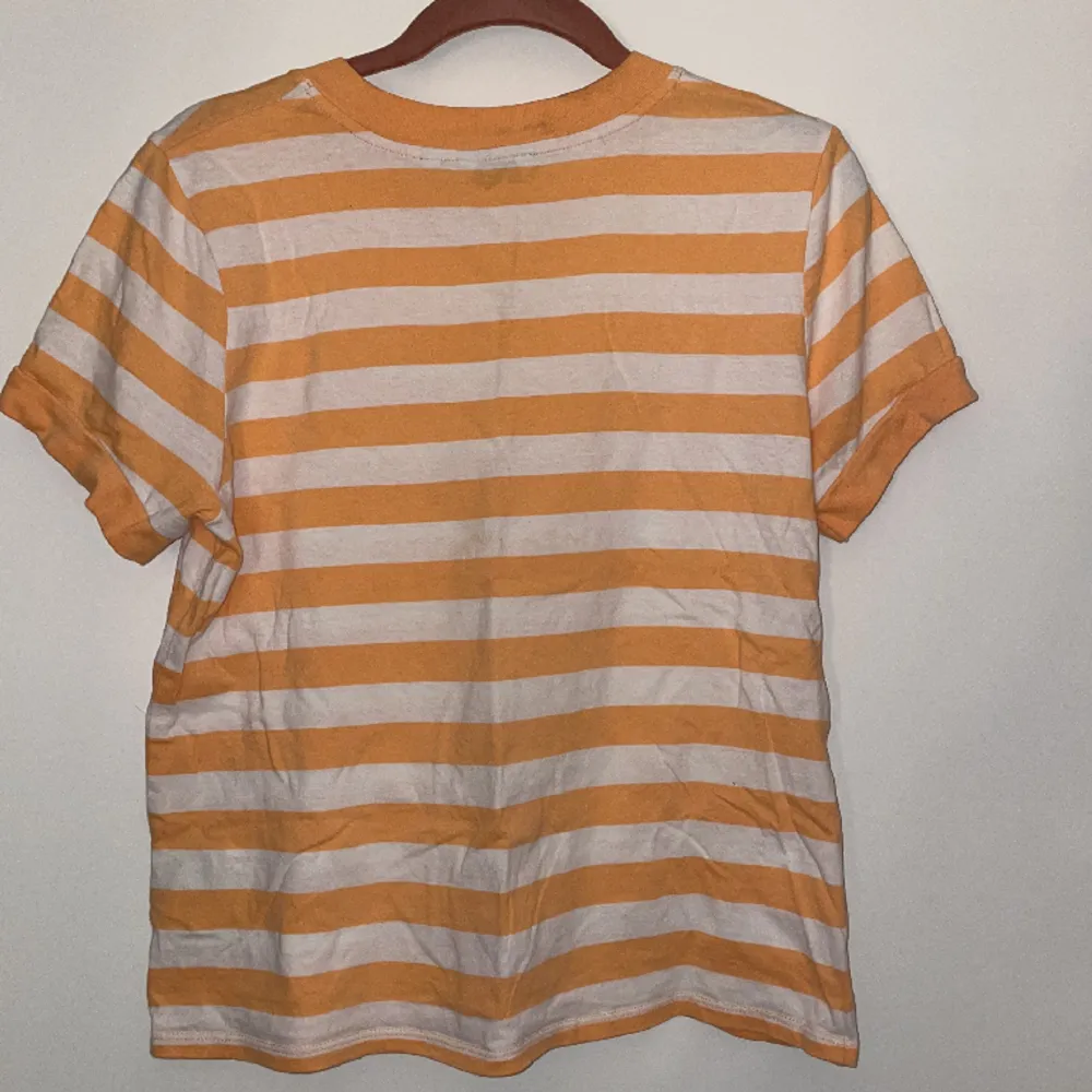 Orange- och vitrandig t-shirt Märke: Wrangler Stlk: XS I mycket gott skick. T-shirts.