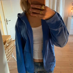 Blå hoodie - Jätteskön blå hoodie med dragkedja💙 köpt här på plick men sparsamt använd av mig så fortfarande i mycket gott skick! Stolen S men passar XS-M beroende på passform