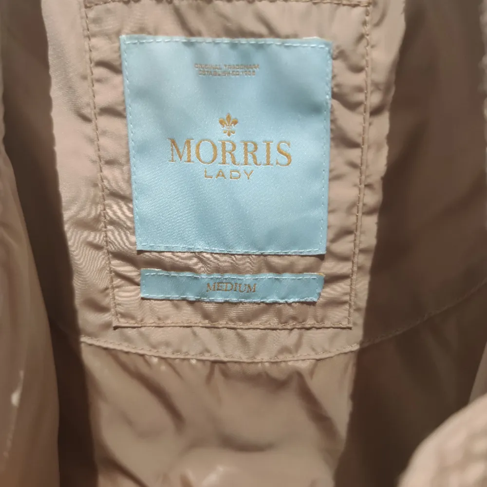 En vår/höst jacka ifrån Morris.  Guldig färg i storlek Medium . Jackor.