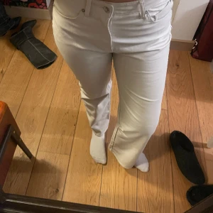 Beige ”skinn” byxor - Beige skinn byxor från H&M. Använda vid ett tillfälle. Är 1.71 cm och byxorna ör i stl 40 men är väldigt små så passar 36/38. Säljer för 150kr