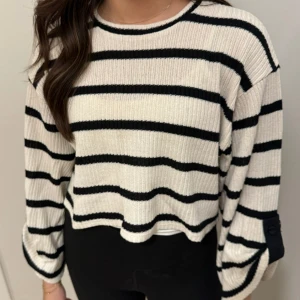 Randig stickad tröja zara - Tröja från zara köpt i sommars. Använd fåtal gånger🥰