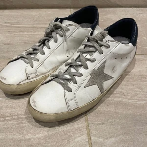 Golden goose - Golden goose skor i mycket bra skick köptes på vestiarie för 3500 och är legit checkade. Vid frågor och funderingar är det bara och höra av sig👍 