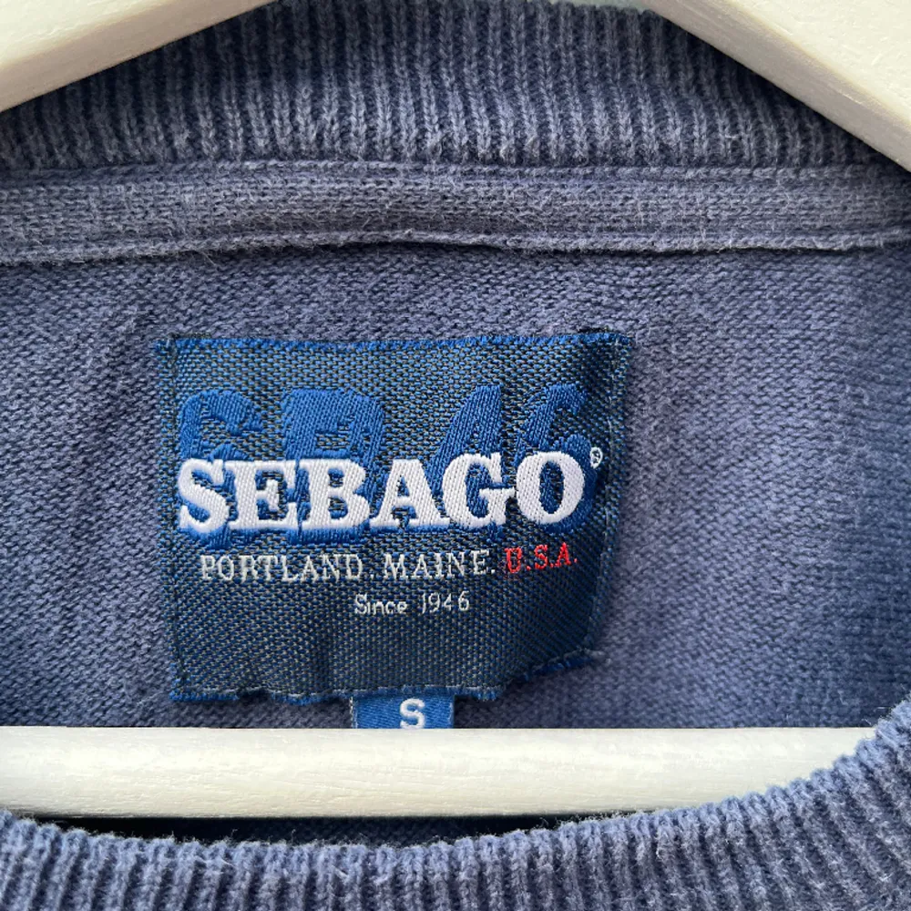 Säljer en finstickad crewneck tröja från Sebago i storlek s men passar något mindre, inte riktigt xs dock. Skriv vid frågor🤗. Tröjor & Koftor.
