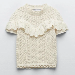 Zara blus - Säljer denna jättefina Zara blus i strl S. Nästan aldrig använd så mycket bra skick. Helt slutsåld💗