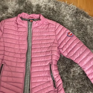 Colmar jacka - En jätte fin rosa Colmar jacka i storlek xs (vuxen) har inte kommit till användning så i nytt skick