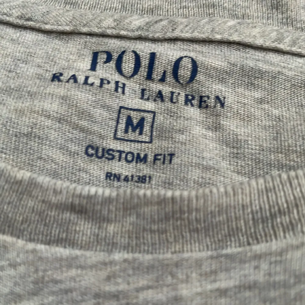 Fin grå Ralph lauren t shirt i bra skick. Bara att skriva om ni är intresserade!. T-shirts.