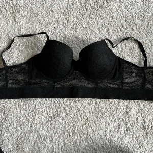 Spets bh - Aldrig använd spets bh. Säljer pga haft länge men aldrig använt och kupan är för liten medan bandet är för stort. Från H&M funkar som en sexigare fest topp. Storlek 75D. Tveka inte att höra av dig om du har frågor