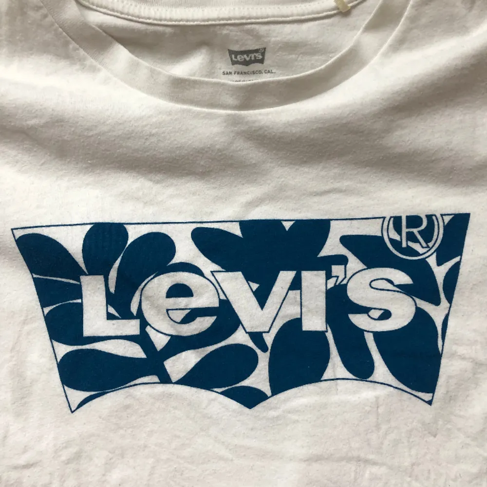 T-shirt från levi’s. Jättebra skick 🙏🙏💘. T-shirts.