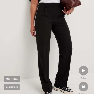 Kostymbyxor  - Svarta kostymbyxor från NA-KD  Medelhög midja med veckad design på framsidan  Använd ett fåtal gånger