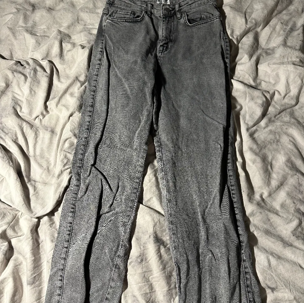 Snygga gråa jeans. Säljer då jag inte använder. Storlek 34 från Madlady.. Jeans & Byxor.