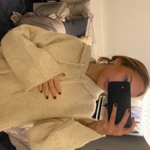 Stickad hoodie - Så fin o mysig hoodie, gammal kollektion från zara❤️ sparsamt använd därav nyskick, de va slitsar på sidan innan som jag sytt igen för de är snyggare❤️