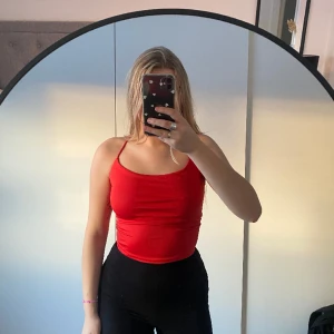 Silkes topp bikbok - Linne med knyt i ryggen från Bikbok. passar xs-m