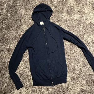 Kashmir Hoodie John Henric - 100% Kashmir hoodie från John Henric, Storlek S, köpt för 2299kr på John Henrics hemsida, säljer för att den är för liten för mig, skick 10/10 använd bara några gånger, knappt nopprig alls.