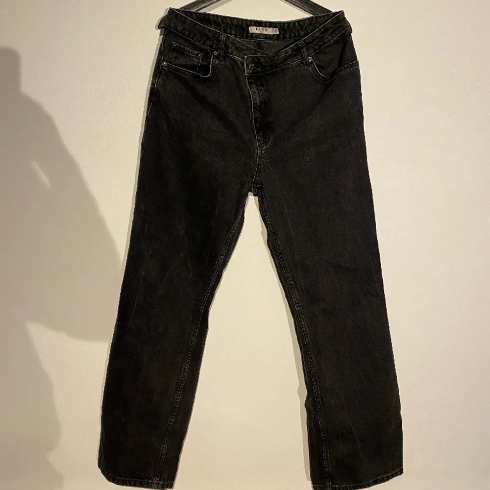 Svarta jeans med en sne design på dragkedjan. Använda ett fåtal gånger. . Jeans & Byxor.