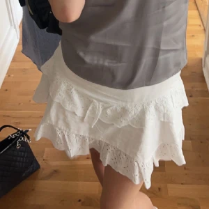 Vit kjol - Super fin kjol! Lite skrynklig men stryks innan den postas såklart. Lite missfärgad men absolut inget man egentligen tänker på!