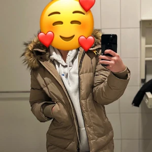 Parajumpers jacka  - Pris kan diskuteras vid snabb affär, går att postas annars möts jag i Helsingborg. Byte kan tänkas.
