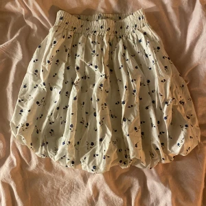 Kjol - Söt blommig kjol från asps, storlek 34, knappt använd så skulle säga nyskick