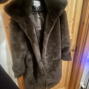 teddyjacka - supermysig varm teddyjacka ifrån nakd. aldrig använd prislapp kvar. har en likadan i kortare modell så kan säga att kvaliten är superbra och den är helt underbar!  ber om ursäkt för dåliga bilder. trasig kamera