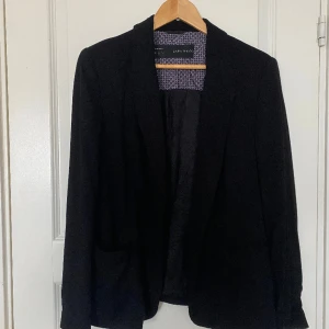 Kavaj svart - Svart kavaj från Zara storlek XL. 